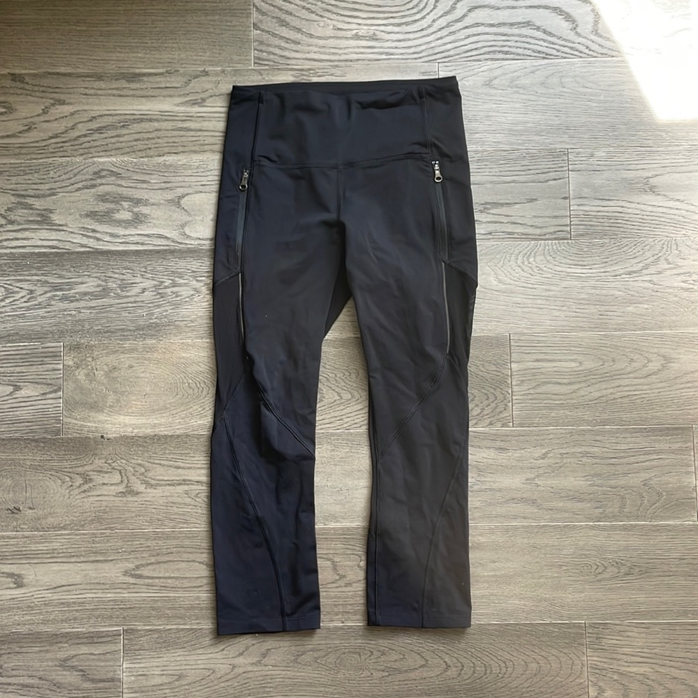 Lululemon black leggings size 6, with mesh inserts. Excellent condition w/o tags